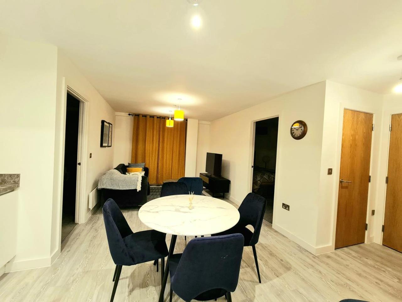 Exquisite Cosy 2-Bed Apartment In Salford Manchester Exterior photo
